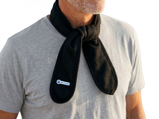 Aqua coolkeeper koelsjaal Black om de nek