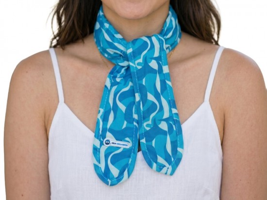 Aqua Coolkeeper koelsjaal Cool Blue om de nek
