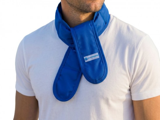 Aqua Coolkeeper Koelsjaal Navy Blue om de nek