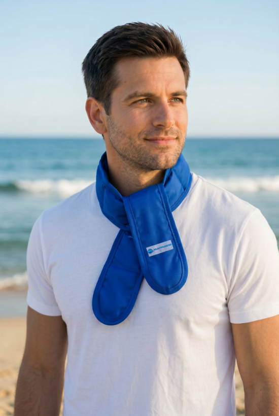 Voorbeeld van een man met Aqua Coolkeeper Koelsjaal navy blue