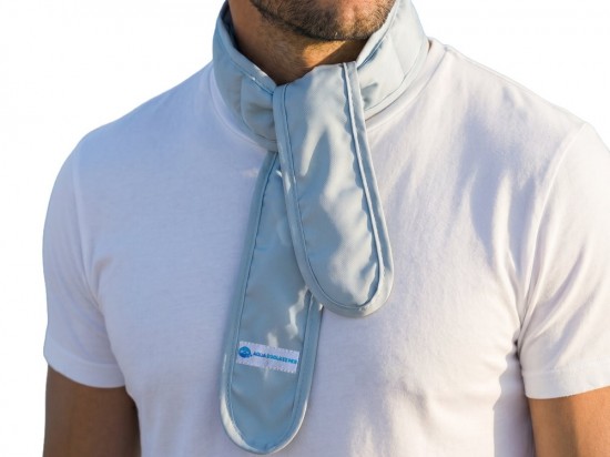 Aqua Coolkeeper koelsjaal Silver Grey om de nek
