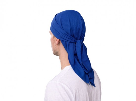 Voorbeeld van iemand met een Cooling Head Towel Blauw schuin van achter gezien