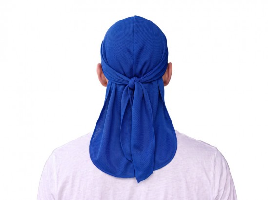 Voorbeeld van iemand met een Cooling Head Towel Blauw van achteren gezien