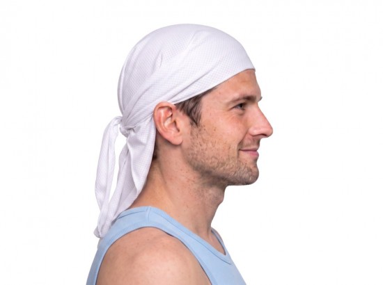 Voorbeeld van iemand met een Cooling Head Towel Wit van de zijkant gezien
