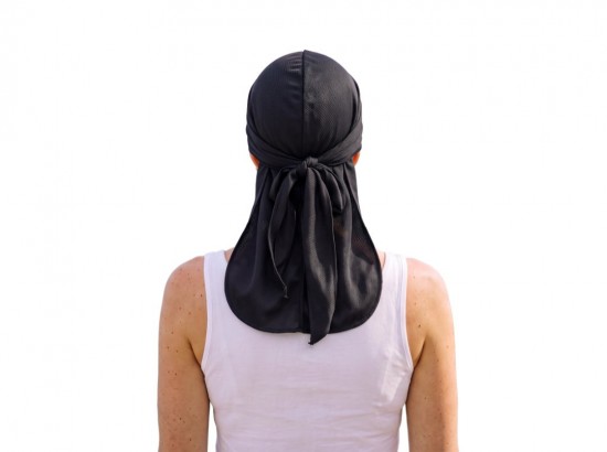Voorbeeld van iemand met een Cooling Head Towel Zwart van achteren gezien