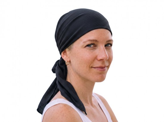 Voorbeeld van iemand met een Cooling Head Towel Zwart van voren gezien