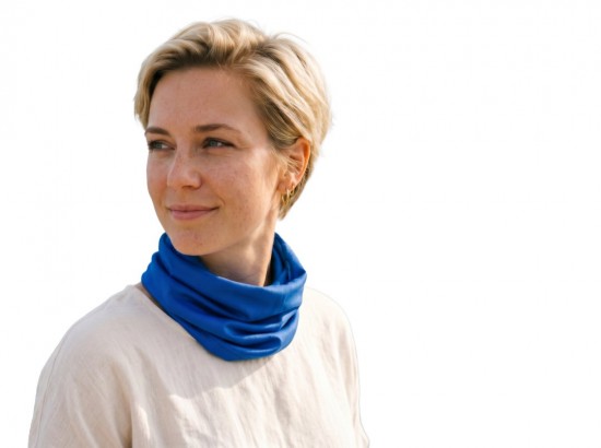 Voorbeeld van iemand die een Cooling towel col blauw draagt