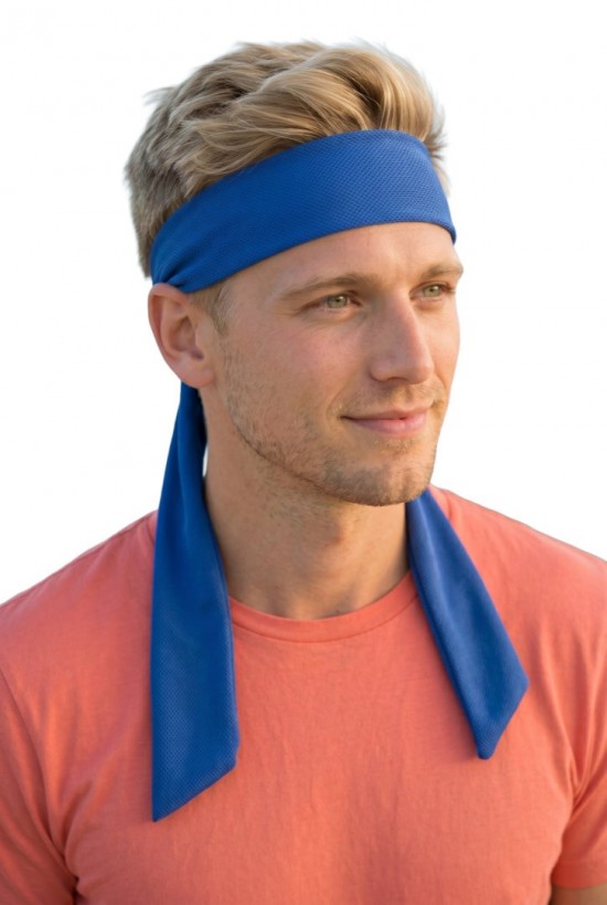 Voorbeeld van iemand met een Cooling Towel XL Donkerblauw om het hoofd