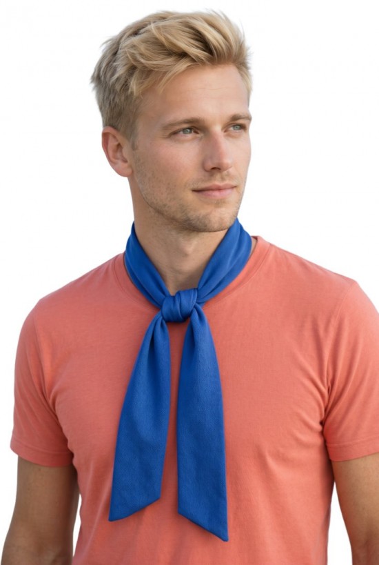 Voorbeeld van iemand die een Cooling Towel XL Donkerblauw om heeft