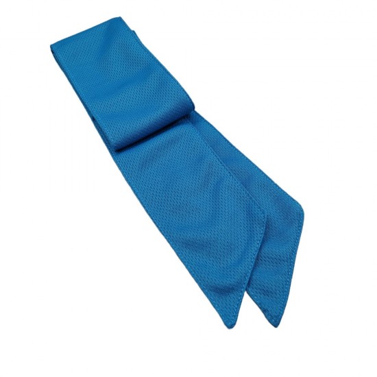 Voorbeeld van iemand die een Cooling Towel XL lichtblauw om