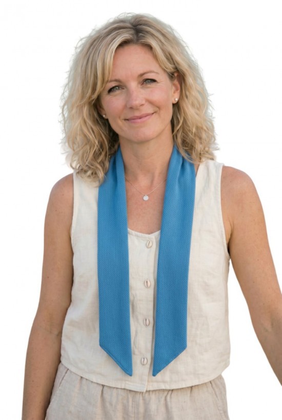 Voorbeeld van iemand die een Cooling Towel XL lichtblauw om heeft