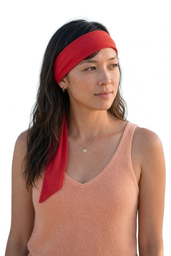 Voorbeeld van iemand met een Cooling Towel XL Rood om het hoofd