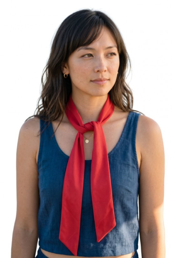 Voorbeeld van iemand die een Cooling Towel XL Rood om heeft