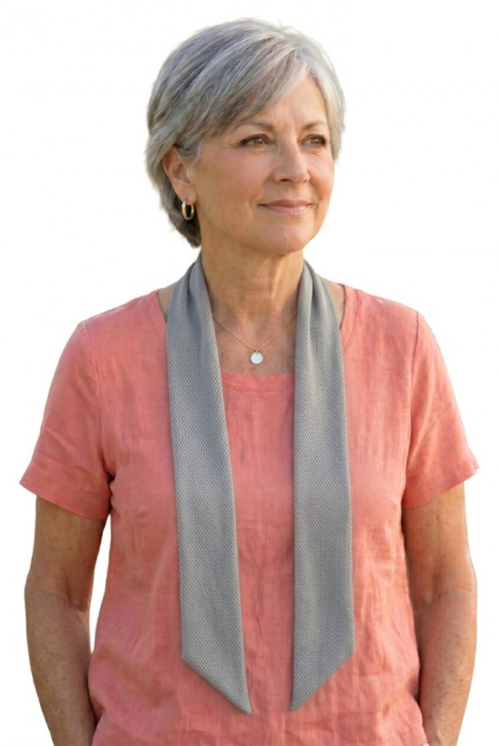 Voorbeeld van een vrouw met een Cooling Towel XL Zilver