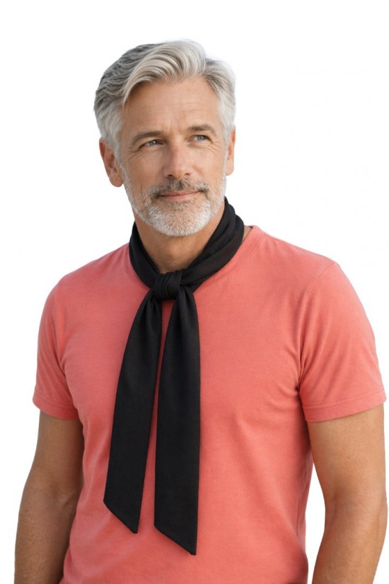 Voorbeeld van iemand die een Cooling Towel XL Zwart om heeft