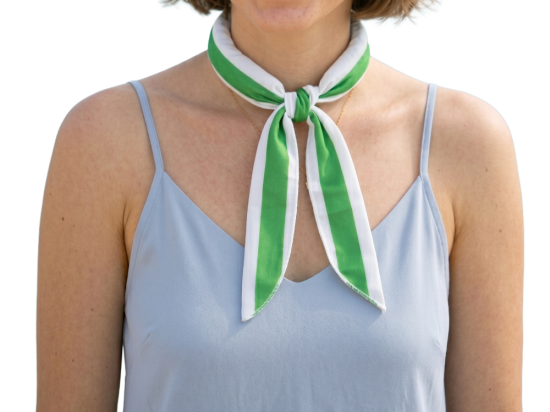 Koelsjaal groen-wit om de nek