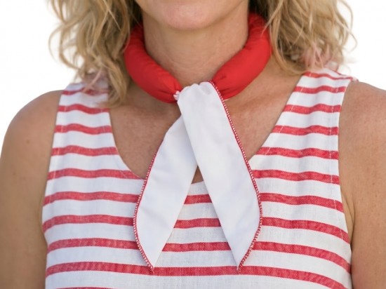 Koelsjaal Red and White om de nek