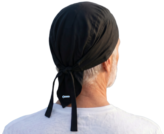 Voorbeeld van een man met een verkoelende hoofddoek black