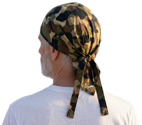 Voorbeeld van een man met een verkoelende hoofddoek camouflage