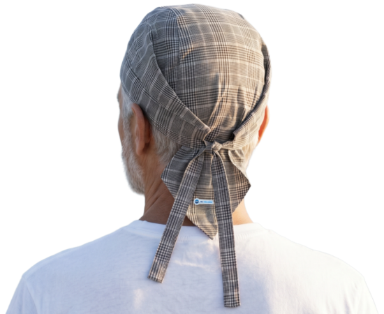 Voorbeeld van een man met een verkoelende hoofddoek classic